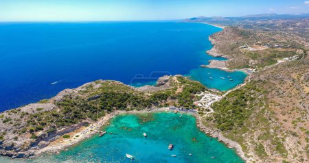 Téléchargez les photos : Photographie aérienne de drone Anthony Quinn et baie de Ladiko sur l'île de Rhodes, Dodécanèse, Grèce. Panorama avec belle lagune et eau bleue claire. Destination touristique célèbre en Europe du Sud - en image libre de droit
