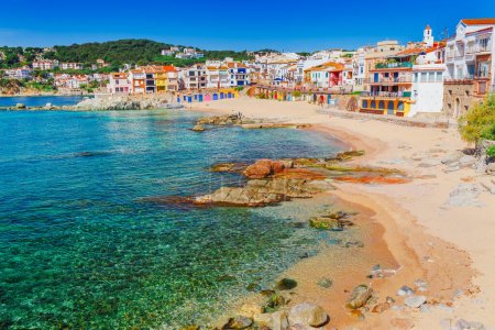 Téléchargez les photos : Paysage marin avec Calella de Palafrugell, Catalogne, Espagne près de Barcelone. Village de pêcheurs pittoresque avec belle plage de sable et eau bleue claire dans une belle baie. Destination touristique célèbre sur la Costa Brava - en image libre de droit