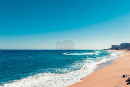 Téléchargez les photos : Paysage marin à Blanes, Catalogne, Espagne près de Barcelone. Ville pittoresque avec belle plage de sable et l'eau bleue claire dans la belle baie. Destination touristique célèbre sur la Costa Brava - en image libre de droit