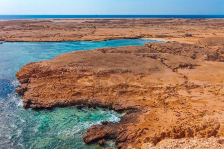 Téléchargez les photos : Côte de la mer Rouge dans le parc national Ras Mohammed. Célèbre arrêt de voyage dans le désert. Sharm el Sheik, péninsule du Sinaï, Égypte
. - en image libre de droit