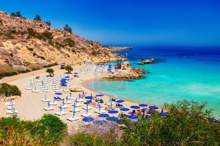Foto de Hermoso paisaje cerca de la playa de Nissi y Cavo Greco en Ayia Napa, isla de Chipre, mar Mediterráneo. Increíble azul verde mar y día soleado
. - Imagen libre de derechos