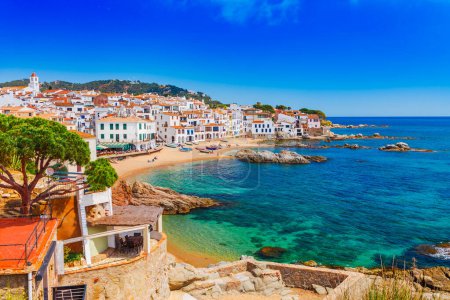 Meereslandschaft mit calella de palafrugell, Katalonien, Spanien in der Nähe von Barcelona. malerisches Fischerdorf mit schönem Sandstrand und klarem, blauem Wasser in schöner Bucht. Berühmtes Touristenziel an der Costa Brava