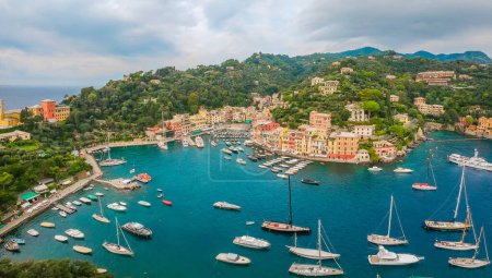 Téléchargez les photos : Paysage marin à Portofino, Ligurie, Italie. Village de pêcheurs pittoresque avec des maisons traditionnelles et une eau bleue claire. Vacances d'été station de luxe riche avec port pittoresque et visiteurs célèbres - en image libre de droit