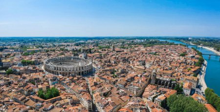 Foto de Panorama de la antigua ciudad de Arles en Provenza y Costa Azul, Francia, sur de Europa. Famoso destino turístico con la antigua Artena romana - Imagen libre de derechos