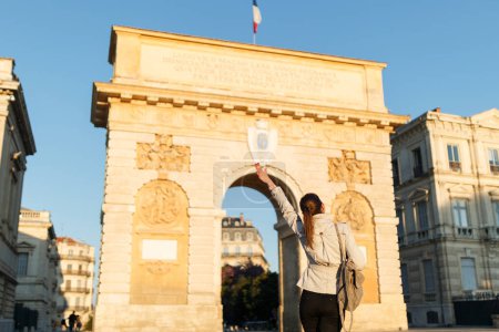 Foto de Mujer turística en la ciudad histórica de Montpellier en Francia, sur de Europa. Famosa gran ciudad y destionation turístico. - Imagen libre de derechos