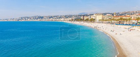 Téléchargez les photos : Paysage vue panoramique de Nice, Côte d'Azur, France, Europe du Sud. Belle ville et station de luxe de la Côte d'Azur. Destination touristique célèbre avec belle plage sur la mer Méditerranée - en image libre de droit