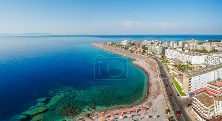 Foto de Vista aérea de aves vista drone foto de la playa de Elli en la isla de la ciudad de Rodas, Dodecaneso, Grecia. Panorama con arena agradable, laguna y agua azul clara. Destino turístico famoso en el sur de Europa - Imagen libre de derechos