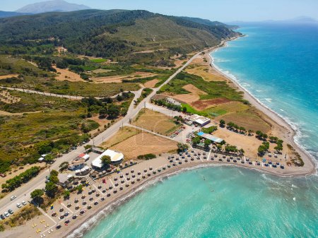 Foto de Aerial birds eye view drone photo beach on Rhodes island, Dodecanese, Grecia. Panorama con bonita laguna y agua azul clara. Destino turístico famoso en el sur de Europa - Imagen libre de derechos