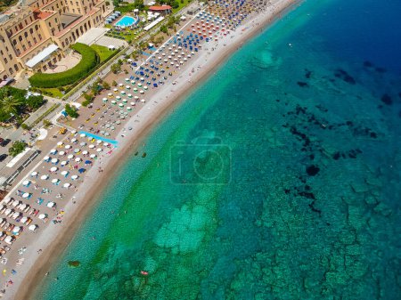 Téléchargez les photos : Vue aérienne de la plage d'Elli sur l'île de Rhodes, Dodécanèse, Grèce. Panorama avec beau sable, lagune et eau bleue claire. Destination touristique célèbre en Europe du Sud - en image libre de droit