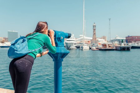 Foto de Mujer turista en el puerto de Barcelona, Cataluña, España. Paisaje marino escénico de marina y veleros yates. Paseo público y famoso destino turístico cerca de la calle La Ramblaa - Imagen libre de derechos