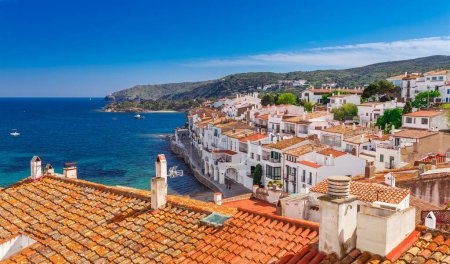 Vue panoramique à Cadaques, Catalogne, Espagne près de Barcelone. Vieille ville pittoresque avec belle plage et eau bleue claire dans la baie. Destination touristique célèbre sur la Costa Brava avec Salvador Dali
