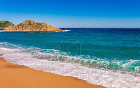 Foto de Paisaje marino en Blanes, Cataluña, España cerca de Barcelona. Escénica ciudad con bonita playa de arena y agua azul clara en la hermosa bahía. Famoso destino turístico en la Costa Brava - Imagen libre de derechos