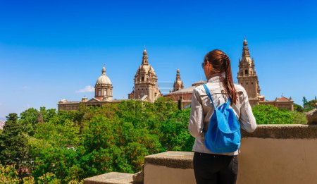 Foto de Mujer turista ver en el horizonte de la hermosa Barcelona desde el Montjuic en un cielo azul claro y día soleado. Destino turístico famoso Cataluña, España - Imagen libre de derechos