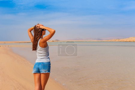 Téléchargez les photos : Femme touristique sur la côte de la mer Rouge dans le parc national de Ras Mohammed. Célèbre arrêt de voyage dans le désert. Sharm el Sheik, péninsule du Sinaï, Égypte
. - en image libre de droit
