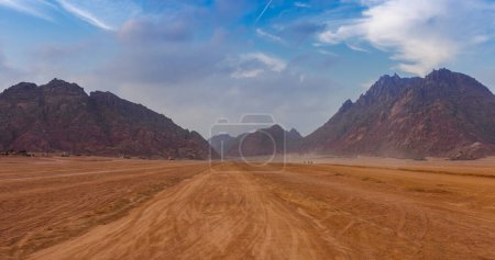 Téléchargez les photos : Soirée près des montagnes au désert du Sinaï, Charm el Cheikh, Péninsule du Sinaï, Egypte
. - en image libre de droit
