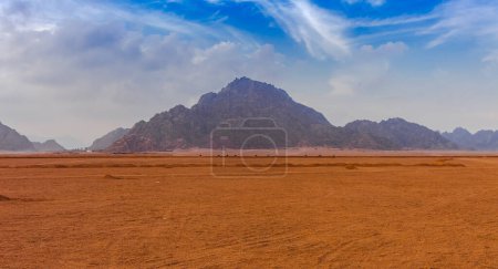 Téléchargez les photos : Soirée près des montagnes au désert du Sinaï, Charm el Cheikh, Péninsule du Sinaï, Egypte
. - en image libre de droit