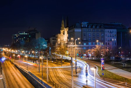 Téléchargez les photos : Vue de nuit de Budapest. Paysage urbain de la célèbre destination touristique avec le Danube et les ponts. Voyage paysage illuminé en Hongrie, Europe. - en image libre de droit