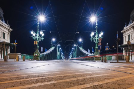 Foto de Vista nocturna de Budapest. Paisaje urbano de famoso destino turístico con Danubio y puentes. Paisaje iluminado de viaje en Hungría, Europa. - Imagen libre de derechos