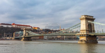 Foto de Paisaje urbano panorámico del famoso destino turístico Budapest con Danubio y puentes. Paisaje de viajes en Hungría, Europa
. - Imagen libre de derechos