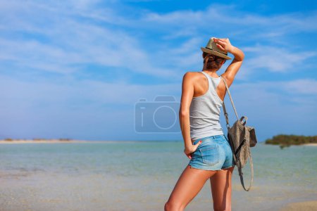 Téléchargez les photos : Femme touristique sur la côte de la mer Rouge et mangroves dans le parc national de Ras Mohammed. Célèbre arrêt de voyage dans le désert. Sharm el Sheik, péninsule du Sinaï, Égypte
. - en image libre de droit