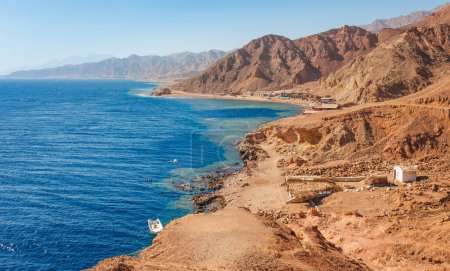 Foto de Playa soleada en la costa del Mar Rojo en Dahab, Sinaí, Egipto, Asia en verano caliente. Famoso destino turístico Blue Hole cerca de Sharm el Sheikh. Luz brillante y soleada - Imagen libre de derechos
