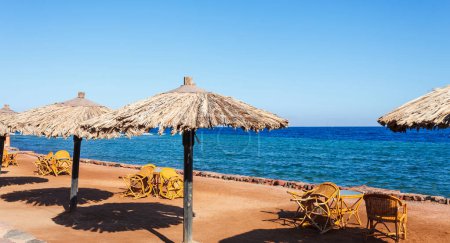 Téléchargez les photos : Plage ensoleillée sur la côte de la mer Rouge à Dahab, Sinaï, Egypte, Asie en été chaud. Destination touristique célèbre près de Sharm el Sheikh. Lumière brillante ensoleillée - en image libre de droit