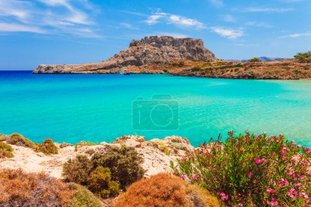 Foto de Foto del paisaje vista al mar con el castillo de Feraklos cerca de la playa Agia Agathi en la isla de Rodas, Dodecaneso, Grecia. Panorama con playa de arena y agua azul clara. Destino turístico famoso en el sur de Europa - Imagen libre de derechos