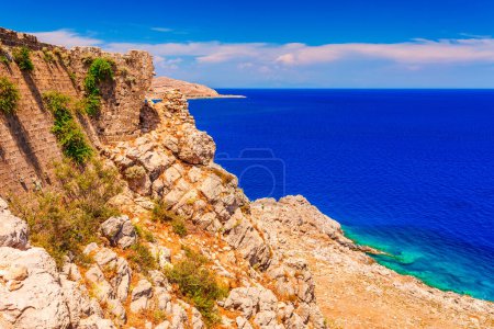 Foto de Vista panorámica del mar desde el castillo de Feraklos cerca de la playa Agia Agathi en la isla de Rodas, Dodecaneso, Grecia. Panorama con playa de arena y agua azul clara. Destino turístico famoso en el sur de Europa - Imagen libre de derechos