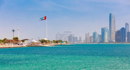 Téléchargez les photos : Vue panoramique sur Abu Dhabi avec mer, plage et gratte-ciel. Journée ensoleillée d'été à Abu Dhabi - célèbre destination touristique des EAU. Endroit idéal pour voyager et se reposer de luxe - en image libre de droit