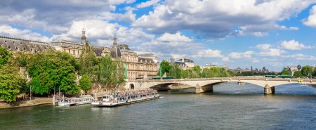 Téléchargez les photos : Paysage urbain panoramique de la Seine et Paris, France, Europe. La Seine est une destination touristique célèbre avec de nombreux monuments. Vue de la carte postale Seine à Paris - en image libre de droit
