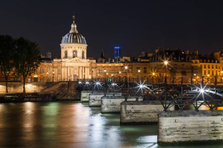 Foto de Paisaje panorámico nocturno del río Sena y París, Francia, Europa. El Sena es un famoso destino turístico con muchos lugares de interés. Vista de la postal del Sena en París - Imagen libre de derechos