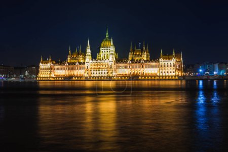 Téléchargez les photos : Vue de nuit de Budapest. Paysage urbain panoramique de la célèbre destination touristique avec le Danube, le parlement et les ponts. Voyage paysage illuminé en Hongrie, Europe
. - en image libre de droit