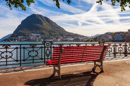 Foto de Vista panorámica del lago Lugano, montañas y ciudad Lugano, cantón del Tesino, Suiza. Escénica hermosa ciudad suiza con villas de lujo. Destino turístico famoso en el sur de Europa - Imagen libre de derechos