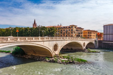 Foto de Vista aérea panorámica del centro histórico de Verona, el puente y el río Adigio. Famoso destino de viaje en Italia. Casco antiguo donde vivían Romeo y Julieta de la historia de Shakespeare - Imagen libre de derechos