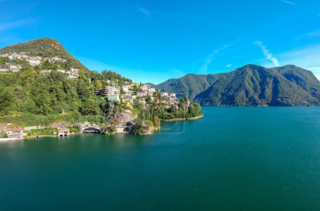 Téléchargez les photos : Panorama vue aérienne sur le lac de Lugano, les montagnes et la ville de Lugano, canton du Tessin, Suisse. Magnifique ville suisse avec villas de luxe. Destination touristique célèbre en Europe du Sud - en image libre de droit