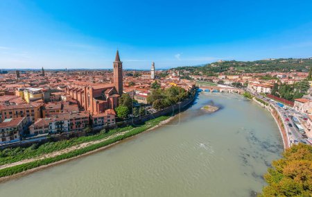 Foto de Vista aérea panorámica del centro histórico de Verona, el puente y el río Adigio. Famoso destino de viaje en Italia. Casco antiguo donde vivían Romeo y Julieta de la historia de Shakespeare - Imagen libre de derechos