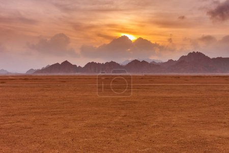 Foto de Naranja hermosa puesta de sol sobre las montañas en el desierto del Sinaí, Sharm el Sheikh, Península del Sinaí, Egipto. - Imagen libre de derechos
