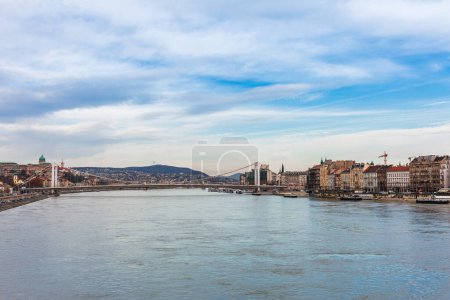 Téléchargez les photos : Panorama paysage urbain de la célèbre destination touristique Budapest avec le Danube et les ponts. Paysage touristique en Hongrie, Europe
. - en image libre de droit