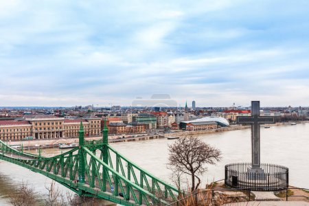 Téléchargez les photos : Panorama paysage urbain de la célèbre destination touristique Budapest avec le Danube et les ponts. Paysage touristique en Hongrie, Europe
. - en image libre de droit
