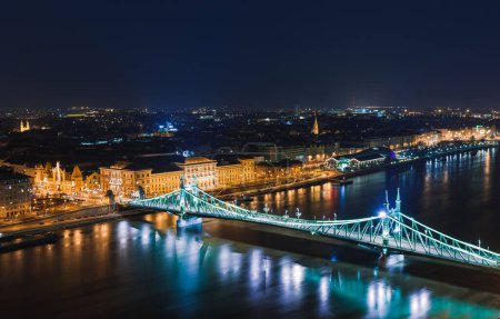 Téléchargez les photos : Vue de nuit de Budapest. Paysage urbain panoramique de la célèbre destination touristique avec le Danube et les ponts. Voyage paysage illuminé en Hongrie, Europe
. - en image libre de droit