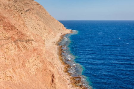 Foto de Playa soleada en la costa del Mar Rojo en Dahab, Sinaí, Egipto, Asia en verano caliente. Famoso destino turístico Blue Hole cerca de Sharm el Sheikh. Luz brillante y soleada - Imagen libre de derechos