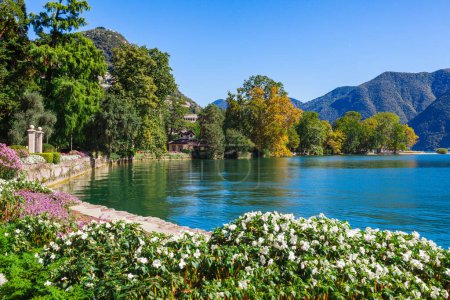 Téléchargez les photos : Vue panoramique sur le lac de Lugano, les montagnes et la ville de Lugano, canton du Tessin, Suisse. Magnifique ville suisse avec villas de luxe. Destination touristique célèbre en Europe du Sud - en image libre de droit