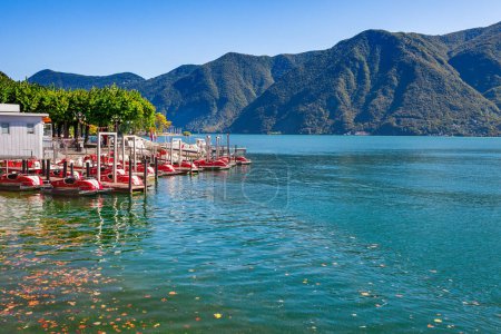 Foto de Vista panorámica del lago Lugano, montañas y ciudad Lugano, cantón del Tesino, Suiza. Escénica hermosa ciudad suiza con villas de lujo. Destino turístico famoso en el sur de Europa - Imagen libre de derechos