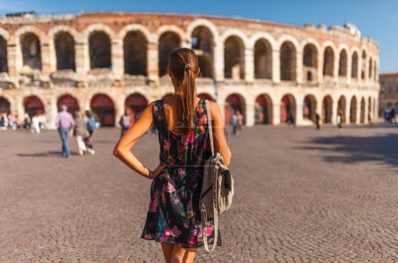 Foto de Mujer Toirust en el centro histórico de Verona en la plaza cerca de Arena Verona, anfiteatro romano. Viajero en el famoso destino de viaje en Italia. Casco antiguo donde vivían Romeo y Julieta de la historia de Shakespeare - Imagen libre de derechos