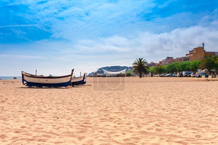 Téléchargez les photos : Plage au bord de la mer à Calella en Catalogne, Espagne près de Barcelone. Vieille ville pittoresque avec plage de sable et eau bleue claire. Destination touristique célèbre sur la Costa Brava, endroit idéal pour des vacances et des vacances - en image libre de droit
