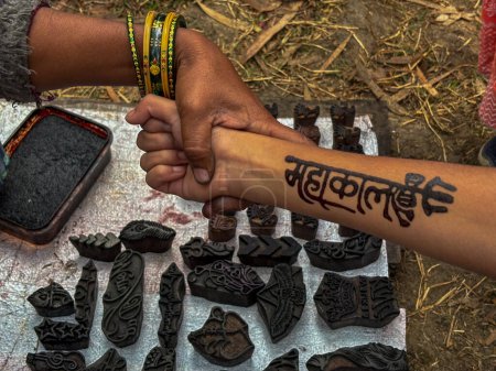 Téléchargez les photos : Timbres en bois de henné texte Mahakal pour la décoration du corps ou des vêtements, Inde. Spirituel - en image libre de droit