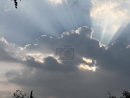 Téléchargez les photos : Soleil brille à travers les nuages dans le ciel - en image libre de droit