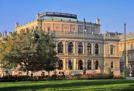 Téléchargez les photos : Le Rudolfinum est un bâtiment néo-Renaissance situé sur les rives de la rivière Vltava dans la vieille ville de Prague. Le bâtiment Rudolfinum appartient à l'Orchestre philharmonique tchèque, qui a également son siège ici. - en image libre de droit