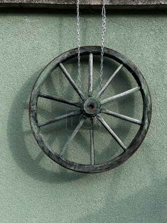 Foto de Vieja rueda de hierro en la pared - Imagen libre de derechos