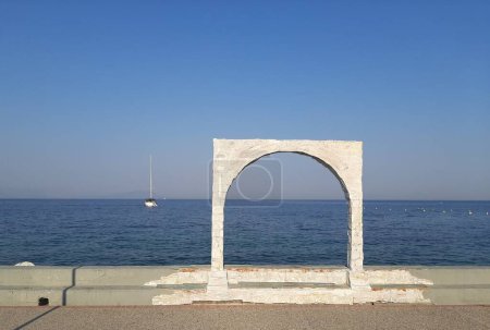 Téléchargez les photos : Front de mer de Benitses à Corfou, Grèce. - en image libre de droit